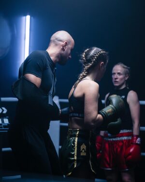 Joséphine Berry Instagram - 🎬Team work makes the dream work. 

Quelques photos backstage du tournage de mon court métrage Hors Combat. Avec une équipe incroyablement incroyable. ✨
(More pics coming soon)
🤍🥊🤍
📸 @adrien_ollive 

Hors Combat - coming soon 🥊

Avec @cedricappietto @clemenceschreiber @mbh_mehdi_ben_hassen @marvin_leija et @instaaclyde 

1er assistant : @victorboulenger 
Script: Manon Charnaillat 
Directeur de la photographie : @antoineszlafmyc @aaaprods 
1er Assistant Caméra: @geoffroyvirgery 
Chef Electro: @leeeroy.mov 
2 eme assistant caméra : @valentinjoubrel 
Electro: Baptiste Desnues

Stunt coordinator: @loffredogregory 
Stunt choreographer: @benmilord
Stunt choreographer assistant: @mbh_mehdi_ben_hassen 

Ingénieur du son : @nic0las_mh 
Assistant Son : @alexis hallier 

Décoratrice et accessoiriste : @timtamwalawalabingbang et Agathe Bitbol
Costumes : @margueritemarin_ et Lauren Jean
Maquillage et coiffure: Milla Bergandi 
FX: Pangyun Guo

Chargée de production et régisseuse générale : Kelly Lethuillier 🤍
Régie : @clemenceboisnard et Mathilde Leroy 

Monteur: @andreacatozzi 
Monteur et mixeur son: Hugo Cohen @em0jinxx 
Etalonneur: Pierre Briere 
Musique : Reno Isaac @reno_isaac 

Design Affiche : Benjamin Forde @flytrybe 
Photo affiche : @christophe_brachet_ 

#horscombat #courtmetrage #realisatrice #backstage #onset #comedienne #stunt #muaythai #gratitudeinfinie #1000merci #vousetesgeniaux #jevousaime