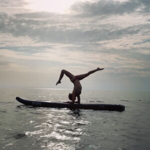 Joséphine Berry Instagram - Bretagne isocèle. 
Soleil isocèle. 
Love isocèle. 
Training isocèle. 
Paddle isocèle. 
Vacances isocèles. 
La vie isocèle. 
@andreacatozzi 
🔺🌓🧲♥️✨

#vacances #soleil #bretagne #training #couplegoals #ridestory #actrice #stunt #cascade #yogaeverywhere