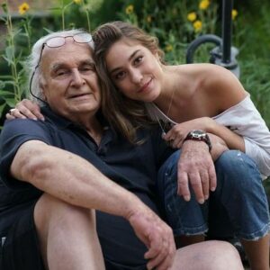 Joséphine Berry Instagram - 🖤21/01/1933- 15/01/2024 🤍

Un vide énorme, aussi grand que l’homme que étais. 
Mon grand père de cœur, mon ami… 
Passionné de la nature, amoureux des animaux, président de Greenpeace France, commandant du Rainbow Warrior II et du Sirius, fondateur de Whatever, militant, aventurier, écrivain, peintre et tellement plus. 

Tu étais un grand monsieur, un des plus grands, si généreux et terriblement humble. L’incarnation de l’altruisme à l’état pur. 

Tout ces échanges, ces moments de partage, ces conversations, ces mails, ces week-ends me manquent déjà profondément…

Une mine d’or s’est éteinte, mais tu continuera de naviguer sur les océans et dans mon cœur pour toujours. 

Merci pour tout. Je t’aime Alain.🌈