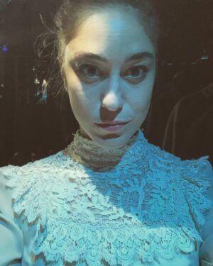Joséphine Berry Instagram - La vie est un cercle ⭕️ 

Je joue encore quelques dates dans Le Cercle des Illusionnistes au Splendid! 
Venez vite les amis, c’est bientôt fini ! 

26 au 31 décembre 
11 au 15 janvier. 

@theatredusplendid 
#lecercledesillusionnistes 
By @alexismichalik 

En photos et aussi sur scène: 
@charline__paul @olivier_dote_doevi @instaaclyde @victorboulenger et Michel(s) 
❤️