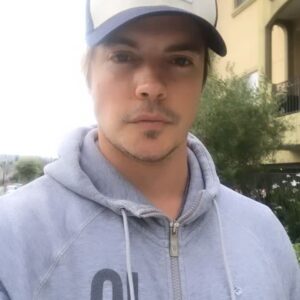 Josh Henderson Instagram - I’ve had a long tough few days. Seein this vid made me smile. Miss this lil girl 🐶💙