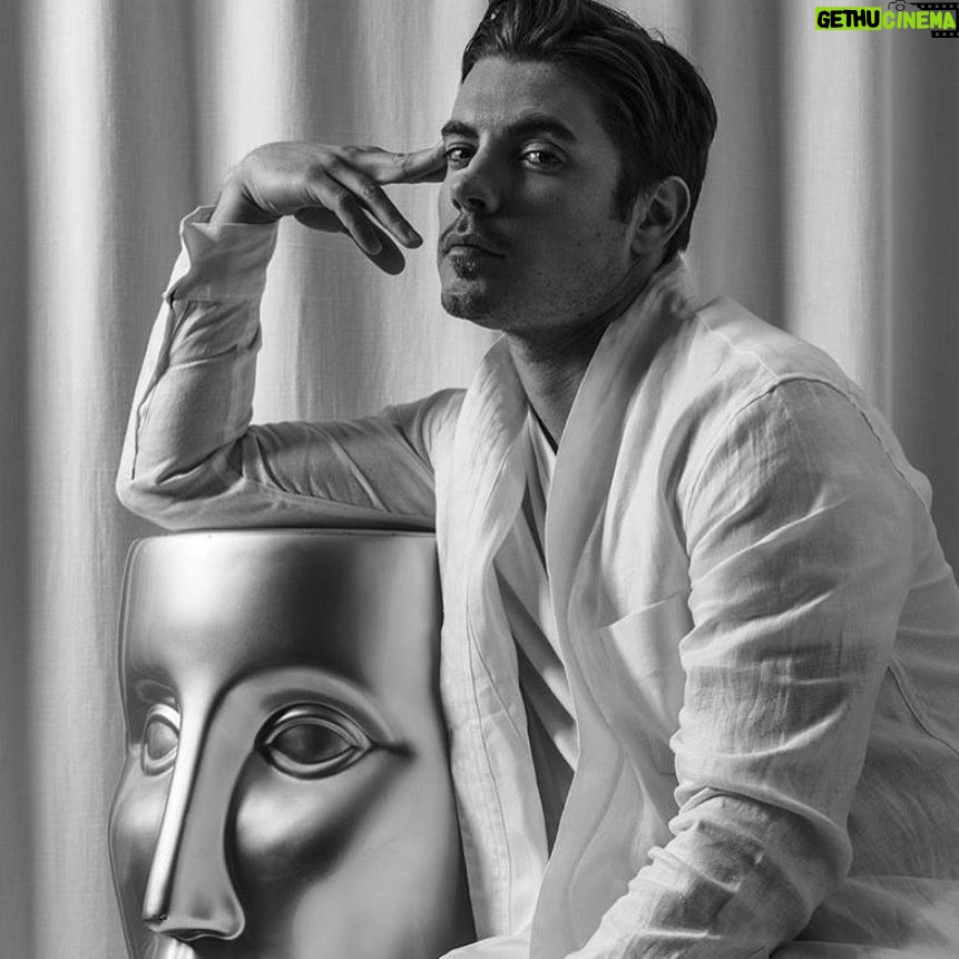 Josh Henderson - 5K Likes - Sundays we wear white. Here’s lookin at u kid