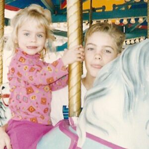 Josh Henderson Instagram - Biggest of happy bday’s to my lil sis @hannahhultgren !! Can’t believe your 30!! Whaaaat?! Love you more than you’ll ever know. Happy bday Han see ya soooon 🤗