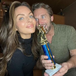Josh Lucas Instagram - It’s not an Oscar but its still a little golden man . Have fun hosting After the Academy Awards @abc7briannaruffalo @ontheredcarpet @theacademy #Oscars