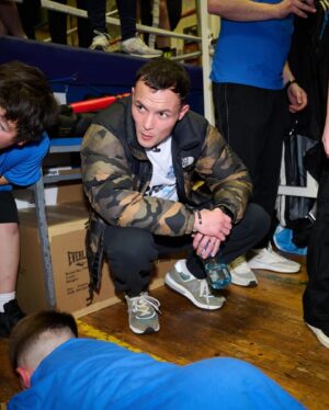 Josh Warrington Instagram - Went to the @crumlinboxingclubofficial 🥊 last night. 
A joy to see the gym so packed out and training away. 
@matchroomboxing and @eddiehearn set the kids off with a challenges.
Press ups for the seniors and plank for the juniors, with the winners receiving a prize! 

Both sets gave everything but one little lad stood out. 
After around 20 minutes had passed, young Jackson was down to the last handful.
A few had noticed that he was in some discomfort. After Eddie speaking to the lad, I then knelt down to tell him to basically stop. His response. 
“No because I don’t want to lose” 😯
This kid is 7. 
Pushing himself to the absolute max. 
Eventually pulled to his feet, a big fuss was made over him. 
Not because he lasted so long but the mindset and refusing to lose. 
Especially in a softening world when it’s just good to ‘Take part’…
Whatever this kid does, whether boxing or not, he will go far in life … 👍
Great to meet you @jackson_hurricane_kearney 🤝