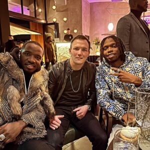Josh Warrington Instagram - Busy night on Saturday down at @abdu_rozik new Leeds restaurant @habbibibyabdurozik 🍽️

Certainly got some hype going for it! 🎉🙌