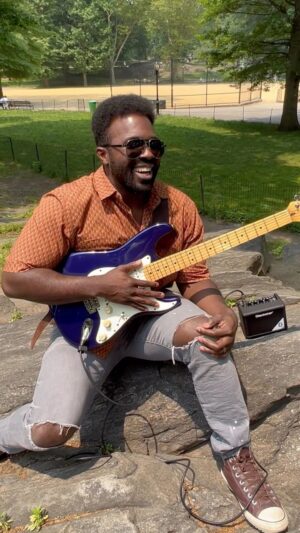 Joshua Henry Instagram - Central Park LOVES me and the new music 😆🔥 #BurningUp 

#Reels #NYC #CentralPark #Funny #SingerSongwriter #Guitar #Comedy #NewMusic