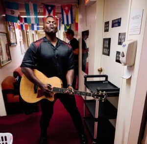 Joshua Henry Instagram - A night @metopera I won’t forget 💫 
Thank you for everything #StephenSchwartz
📸: @evzmm 1st shot
📸: @jennyandersonphoto backstage shots
Stylist: @sydneepaige_