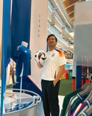Joshua Suherman Instagram - Si atlet funfootball guyon ini, kini jadi influwenser balbalan~ Main ke PIM3 ada booth buat experience EURO2024 dari @adidasindonesia asyik sekali. Monggo yg mau dateng, bakal ada sampai 30 Juni 2024.