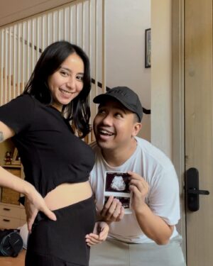 Joshua Suherman Instagram - setiap kali USG selalu lagi bobo nyenyak 🥹 izin spill foto kamu bobo ya, nak 🤍