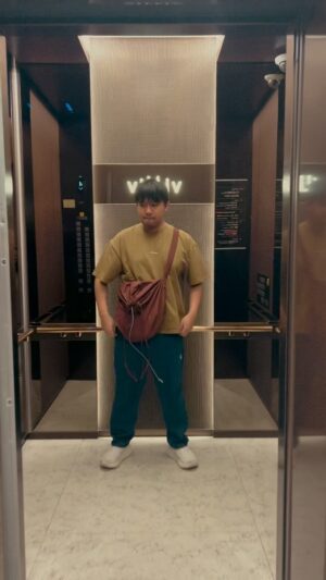 Joshua Suherman Instagram - Tiap masuk lift di Korea. Ah, belum beruntung jadi triliuner..