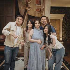 Joshua Suherman Instagram - Makasi ya yg udah bikin acara kemarin jadi mantab! 
•
•
Foto keren: @fordem.co 
Decor bagus: @givenetteandco 
Photobooth asoy: @lolphotobooth.co 
Tempat & makanan enak: @neighbourhood.jkt