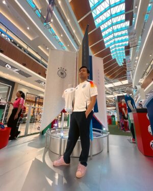 Joshua Suherman Instagram - Si atlet funfootball guyon ini, kini jadi influwenser balbalan~ Main ke PIM3 ada booth buat experience EURO2024 dari @adidasindonesia asyik sekali. Monggo yg mau dateng, bakal ada sampai 30 Juni 2024.