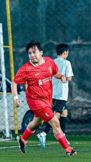 Joshua Suherman Instagram - Duluan pake jersey ini, bahkan TAA aja belum pernah main bola pake jersey ini..
