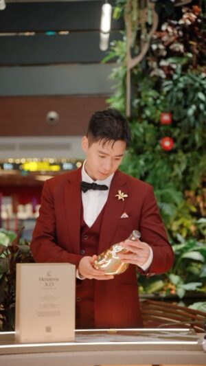 Joshua Tan Instagram - Enter a world of inexplicable luxury, beauty & finesse with @hennessy with an impressive pop-up right here at our doorstep - Changi Airport T1 transit area. 

The dragon comes alive in Hennessy X.O with the perfect blend of art, modernity & tradition, making it the perfect gift this coming Lunar New Year. 

Please drink responsibly 

#HennessySG #TogetherWeAreUnstoppable #HennessyCNY2024 #Changi1st