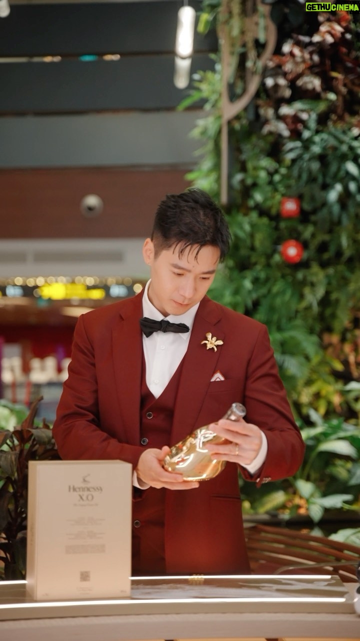 Joshua Tan - 3 Likes - Enter a world of inexplicable luxury, beauty & finesse with @hennessy with an impressive pop-up right here at our doorstep - Changi Airport T1 transit area.
The dragon comes alive in Hennessy X.O with the perfect blend of art, modernity & tradition, making it the perfect gift this coming Lunar New Year.
Please drink responsibly
#HennessySG #TogetherWeAreUnstoppable #HennessyCNY2024 #Changi1st