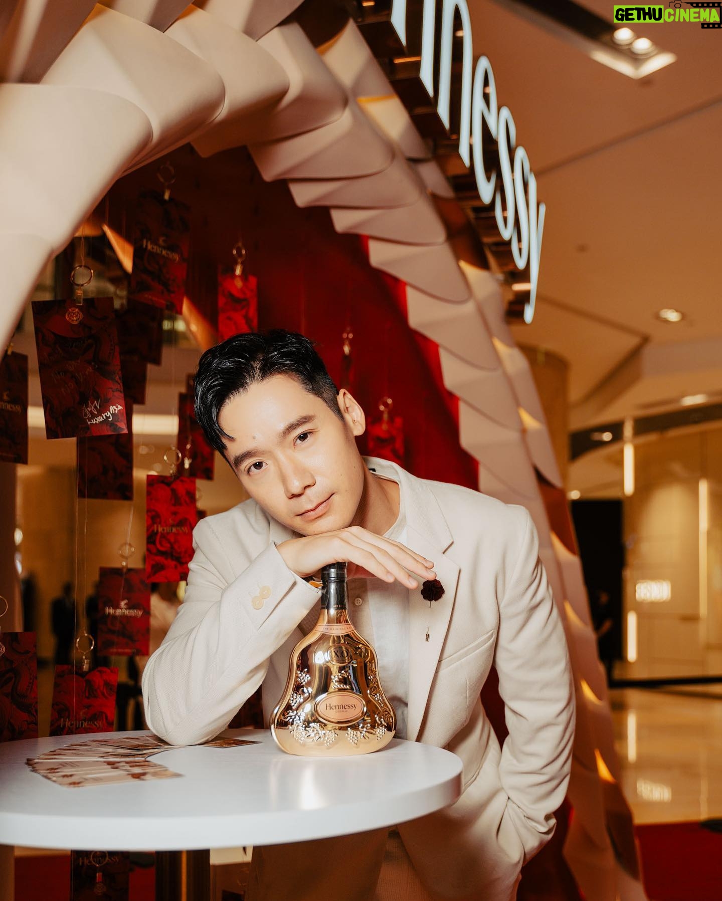 Joshua Tan - 3 Likes - @hennessy’s X.O deluxe - Each drop is an odyssey
The perfect drink, the perfect gift - Available at ION Orchard L1 or Changi Airport T1 for travelers
Experience the greatness of life that 2024 has to offer, cheers to the new year
Please drink responsibly
@hennessy #HennessySG #TogetherWeAreUnstoppable #HennessyCNY2024