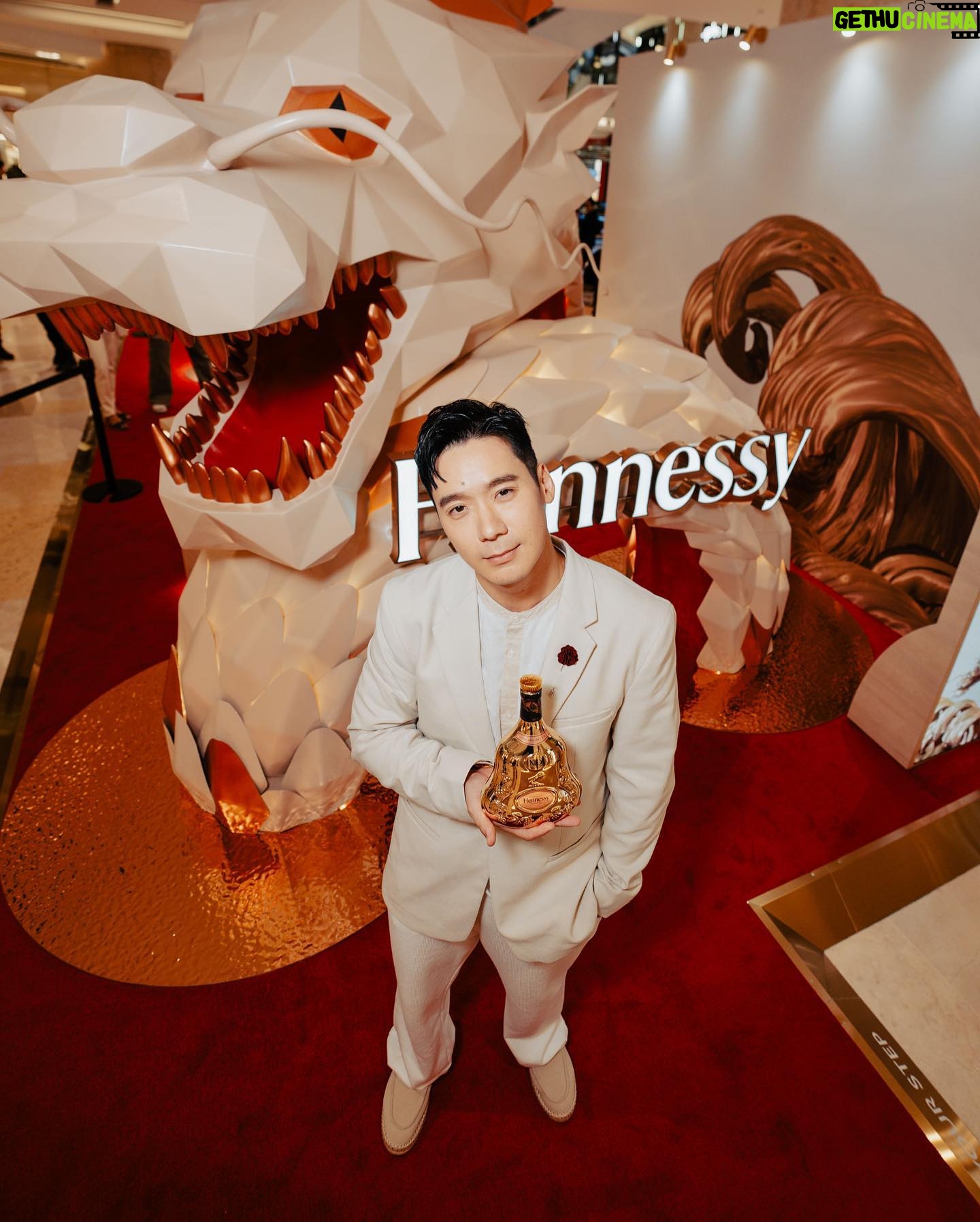 Joshua Tan - 3 Likes - @hennessy’s X.O deluxe - Each drop is an odyssey
The perfect drink, the perfect gift - Available at ION Orchard L1 or Changi Airport T1 for travelers
Experience the greatness of life that 2024 has to offer, cheers to the new year
Please drink responsibly
@hennessy #HennessySG #TogetherWeAreUnstoppable #HennessyCNY2024