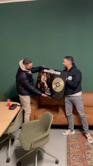 Josylvio Instagram - VALLEN EN OPSTAAN ALBUM GOUD 📀😍❤️SO NAAR HEEL HELLA CASH FAM ❤️💯 IK KAN DIE SHIT NIET ZONDER JULLIE EN WIL DIE SHIT NIET ZONDER JULLIE ❤️ NEW ALBUM LOADING 🙅🏽‍♂️ #ALLESINBALANS 🛹