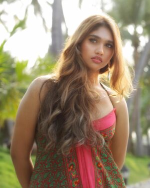Jovika vijaykumar Instagram - ❤️💚

Photography ~ @jeevaveera 
Hair and Makeup ~ @lk_makeup_trainer 
Salon partner ~ @thelashluxurysalon 
Location ~ @lagoondepondy_resort 
Styling director ~ @vanithavijaykumar