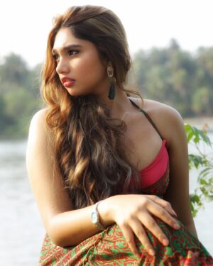 Jovika vijaykumar Instagram - ❤️💚

Photography ~ @jeevaveera 
Hair and Makeup ~ @lk_makeup_trainer 
Salon partner ~ @thelashluxurysalon 
Location ~ @lagoondepondy_resort 
Styling director ~ @vanithavijaykumar