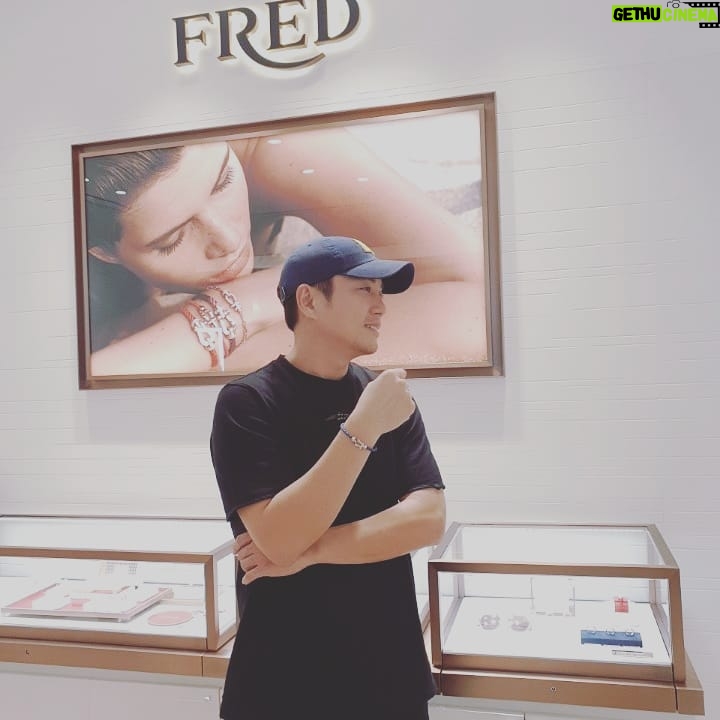 Ju Sang-uk - 13.6K Likes - Thank you~🤩 @fredjewelry .
.
.
.
.
#FRED
#thankyou
#주말나들이
#오랜만에휴식