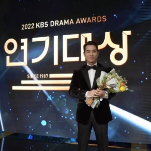 Ju Sang-uk Instagram - 감사합니다~~!!👍
한해를 이렇게 멋지게 마무리할수있어 행복합니다.
오랜시간 이방원을 위해 노력해주신 모든분들
감사 또 감사해요~~~~

#2022kbs연기대상