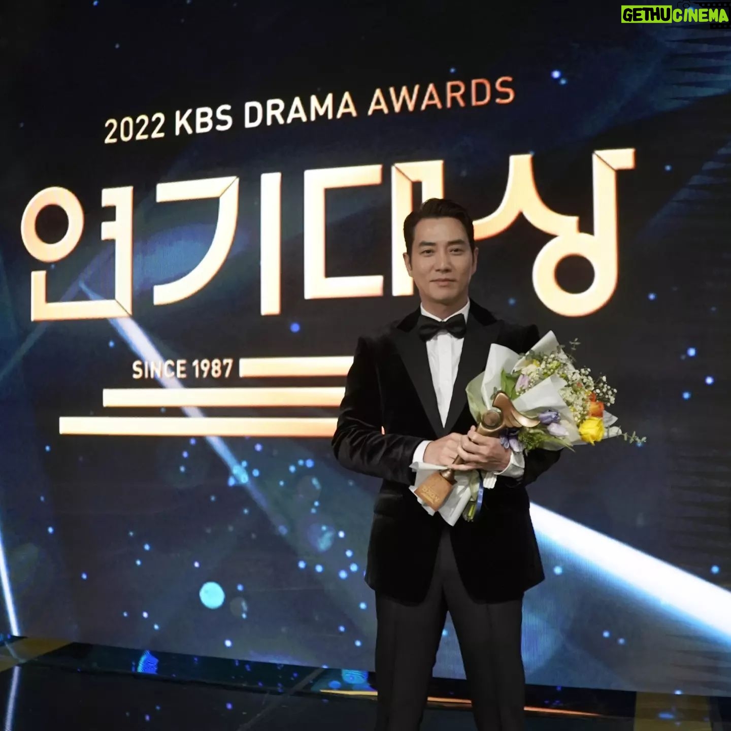 Ju Sang-uk - 15.9K Likes - 감사합니다~~!!👍
한해를 이렇게 멋지게 마무리할수있어 행복합니다.
오랜시간 이방원을 위해 노력해주신 모든분들
감사 또 감사해요~~~~
#2022kbs연기대상