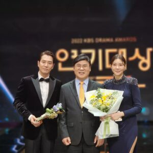 Ju Sang-uk Instagram - 감사합니다~~!!👍
한해를 이렇게 멋지게 마무리할수있어 행복합니다.
오랜시간 이방원을 위해 노력해주신 모든분들
감사 또 감사해요~~~~

#2022kbs연기대상
