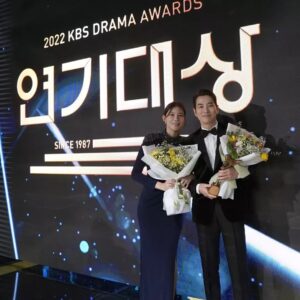 Ju Sang-uk Instagram - 감사합니다~~!!👍
한해를 이렇게 멋지게 마무리할수있어 행복합니다.
오랜시간 이방원을 위해 노력해주신 모든분들
감사 또 감사해요~~~~

#2022kbs연기대상