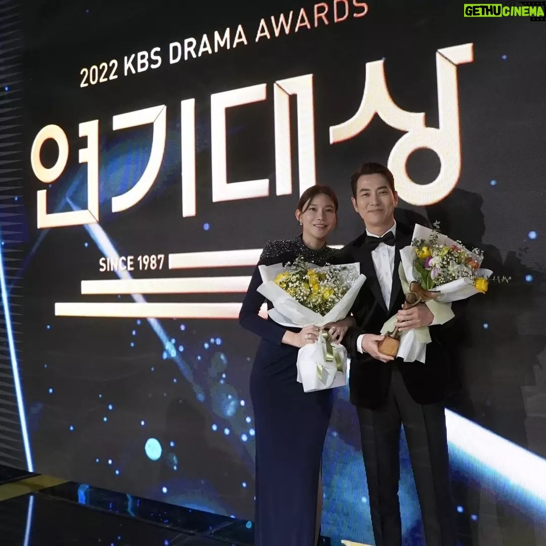 Ju Sang-uk - 15.9K Likes - 감사합니다~~!!👍
한해를 이렇게 멋지게 마무리할수있어 행복합니다.
오랜시간 이방원을 위해 노력해주신 모든분들
감사 또 감사해요~~~~
#2022kbs연기대상
