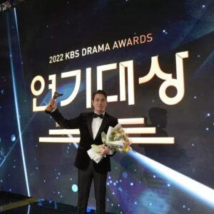 Ju Sang-uk Instagram - 감사합니다~~!!👍
한해를 이렇게 멋지게 마무리할수있어 행복합니다.
오랜시간 이방원을 위해 노력해주신 모든분들
감사 또 감사해요~~~~

#2022kbs연기대상