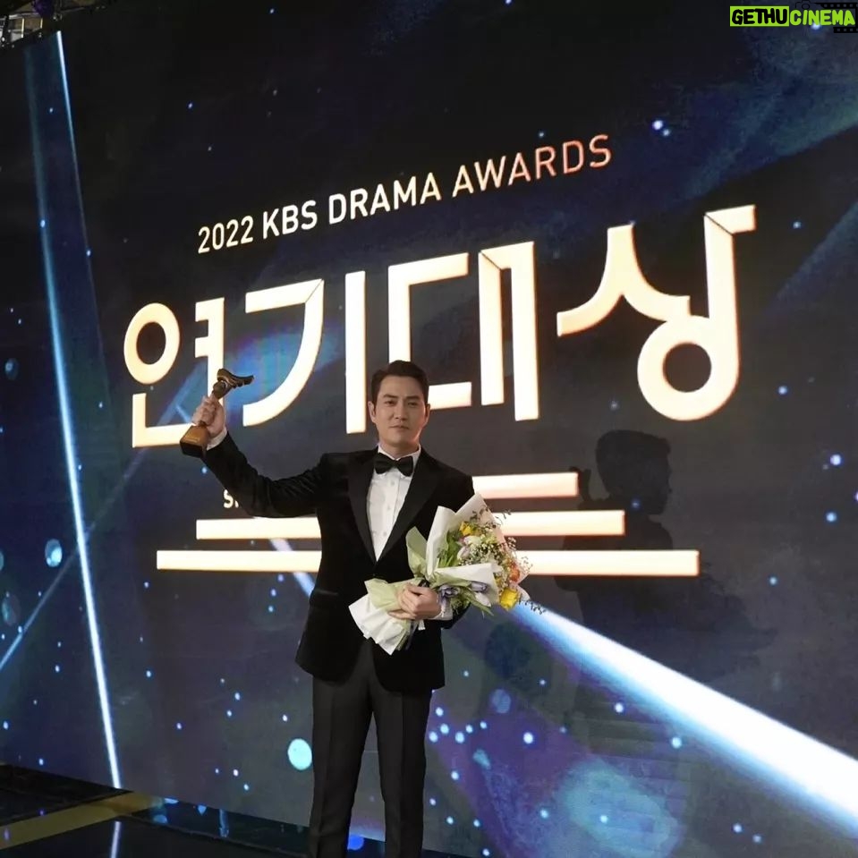 Ju Sang-uk - 15.9K Likes - 감사합니다~~!!👍
한해를 이렇게 멋지게 마무리할수있어 행복합니다.
오랜시간 이방원을 위해 노력해주신 모든분들
감사 또 감사해요~~~~
#2022kbs연기대상