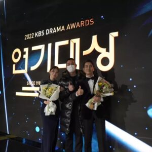 Ju Sang-uk Instagram - 감사합니다~~!!👍
한해를 이렇게 멋지게 마무리할수있어 행복합니다.
오랜시간 이방원을 위해 노력해주신 모든분들
감사 또 감사해요~~~~

#2022kbs연기대상