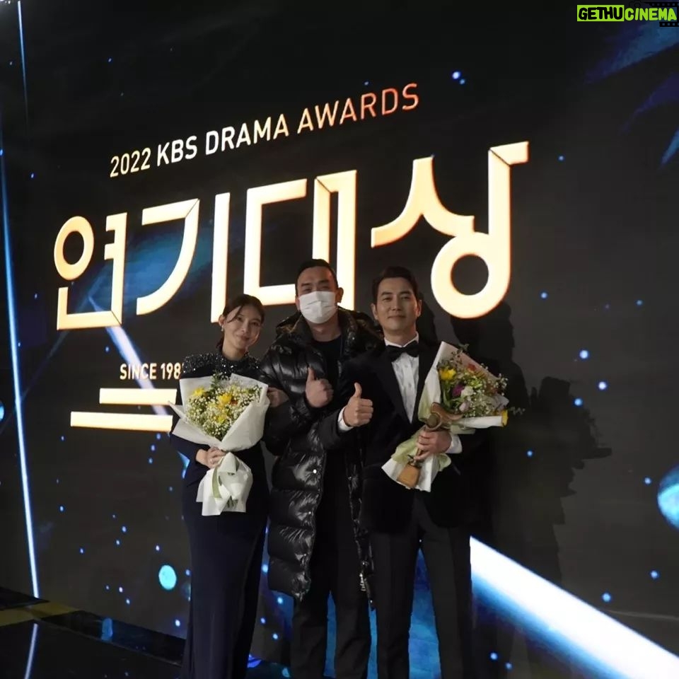 Ju Sang-uk - 15.9K Likes - 감사합니다~~!!👍
한해를 이렇게 멋지게 마무리할수있어 행복합니다.
오랜시간 이방원을 위해 노력해주신 모든분들
감사 또 감사해요~~~~
#2022kbs연기대상
