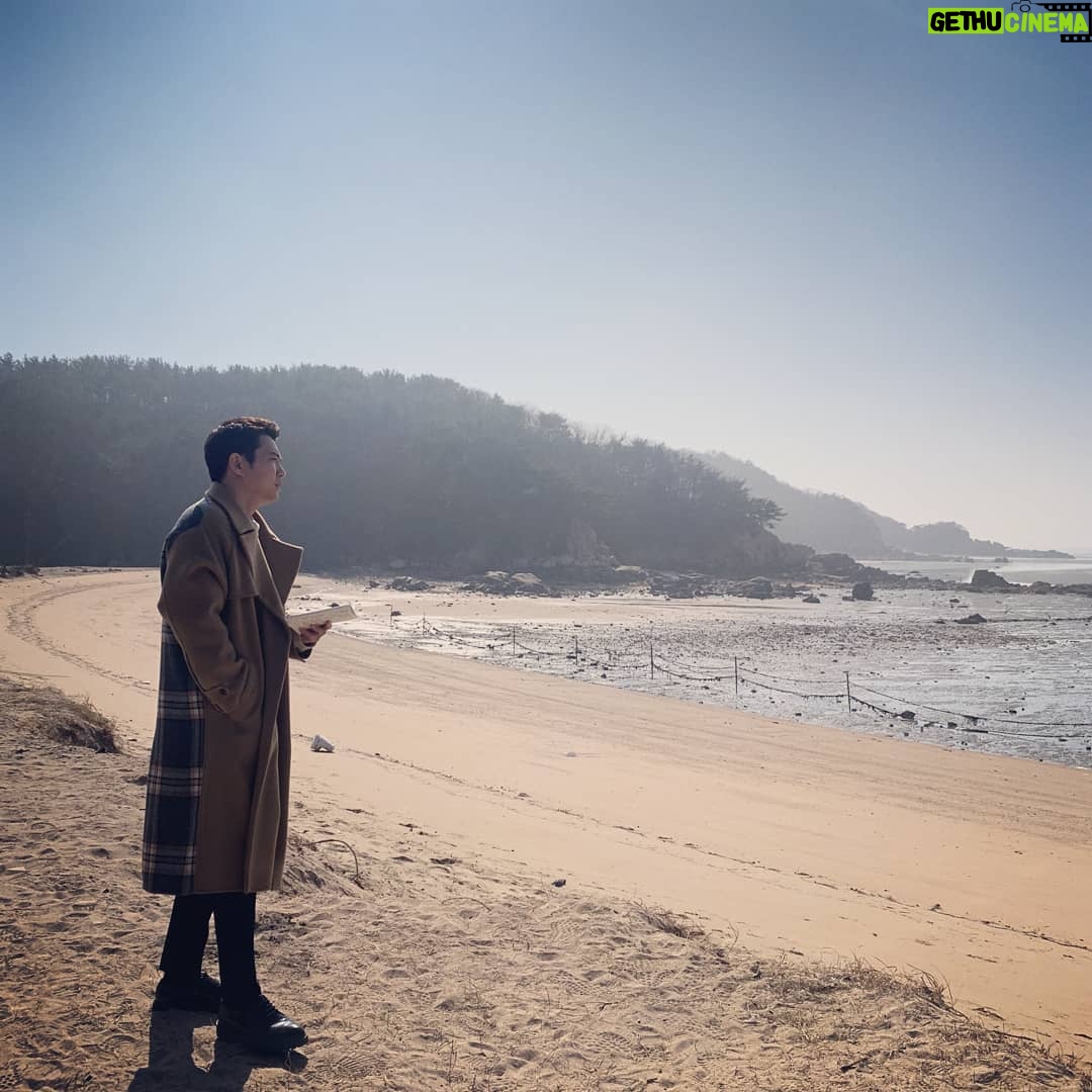 Ju Sang-uk - 13.2K Likes - 실미도.🏝
.
.
.
.
.
#겨울바다 #바람 #추위조심