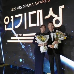 Ju Sang-uk Instagram - 감사합니다~~!!👍
한해를 이렇게 멋지게 마무리할수있어 행복합니다.
오랜시간 이방원을 위해 노력해주신 모든분들
감사 또 감사해요~~~~

#2022kbs연기대상