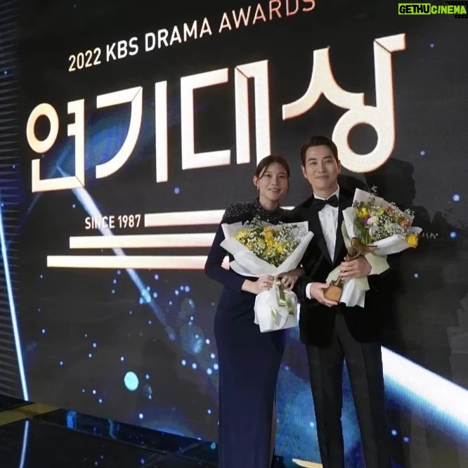 Ju Sang-uk - 15.9K Likes - 감사합니다~~!!👍
한해를 이렇게 멋지게 마무리할수있어 행복합니다.
오랜시간 이방원을 위해 노력해주신 모든분들
감사 또 감사해요~~~~
#2022kbs연기대상