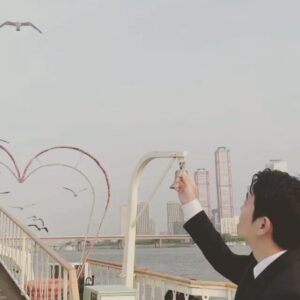 Ju Sang-uk Instagram - 한강유람선 갈매기 먹이주기...😅😅😅