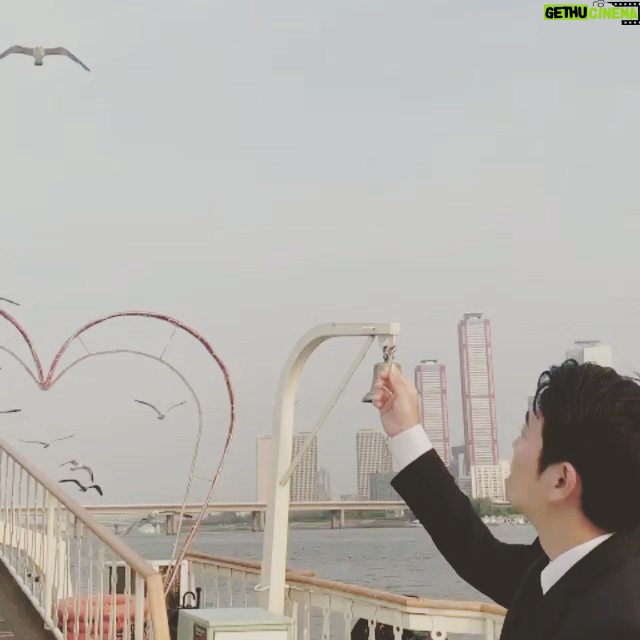 Ju Sang-uk - 15.8K Likes - 한강유람선 갈매기 먹이주기...😅😅😅