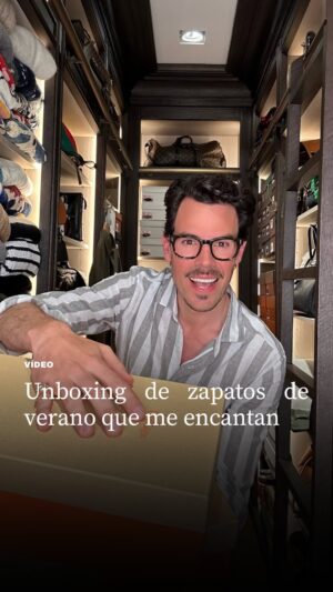 Juan Avellaneda Instagram - Haciendo un unboxing de unos zapatos de verano que me encantan y que además sirven tanto para hombre como para mujer y que son súper tendencia 

#tendencia #zapato #calzado #style #unboxing