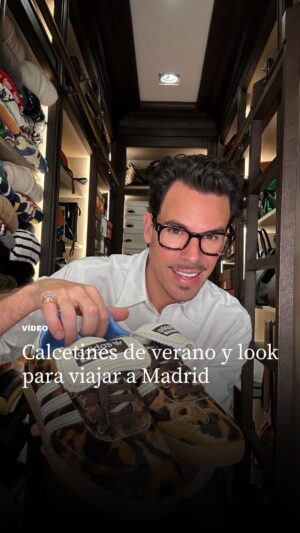 Juan Avellaneda Instagram - Hablando de calcetines de verano mientras me monto un look para viajar ¿qué te parece?

#socks #calcetines #grwm #ootd