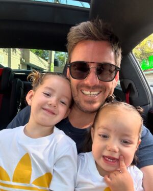 Juan Diego Covarrubias Instagram - Mientras esperamos a que abran el cole, les encanta sentarse conmigo, escuchamos música, bailamos y también hacen como que manejan 😍😍