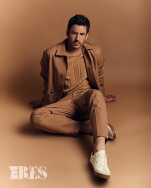 Juan Diego Covarrubias Instagram - En la nueva edición de la @revistaeresmx con gran estilo @juandiegocova1 ⭐️