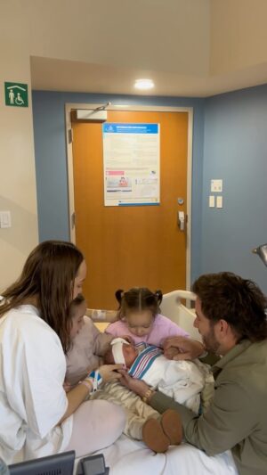 Juan Diego Covarrubias Instagram - China y Mika conociendo a su hermana Cami 😍😍😍