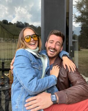 Juan Diego Covarrubias Instagram - Feliz cumpleaños amor de mi vida ! Que sigas siendo tan feliz como sólo tú sabes serlo y llenando de amor y carcajadas la vida de todos nosotros. Jamás imaginé que se podía llegar a ser tan pleno en todos los aspectos de mi vida y eso es en gran parte gracias a ti. Me encanta ser tu esposo, amigo y compañero de travesuras. Tu forma de ser tan real, tan transparente y tan ligera me enamoran todos los días. Es que te admiro tanto!!! Exitosa y entregada, una fregona en todo lo que haces, tu pasión por la vida y tus hijas son contagiosas. Ojalá algún día, todos encuentren una Renata en su vida para que puedan entender todo lo que siento por ti ! TE AVARAM (amo, valoro, admiro, respeto, adoro muchísimo)