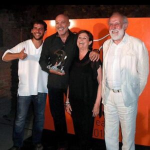 Juan Fernández Instagram - Recuerdo de mi primera vez en el Festival de teatro clásico de Mérida. Recogiendo el premio del público por "Electra" junto a Julieta Serrano, Carlos Álvarez y @frnperea .
@pentacionespectaculos @festivaldemerida #cultura #espectáculos #actor #actors #actorlife #acting  #theater #teatro #tvseries #tvshow #celebrities #lgtbi #lgtb #lgtbespaña #gayfriendly
