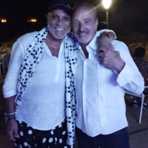 Juan Fernández Instagram - Mi gente sabe que soy adicto a los lunares, así que me regalaron este precioso pañuelo de seda que podéis encontrar en la tienda @pijichic_ en Sevilla. Gracias por tener unos complementos tan bonitos.