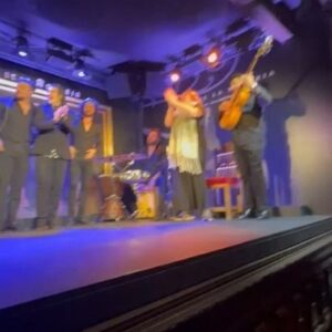 Juan Fernández Instagram - Una patita por bulerías. Gracias a mí @belenlopezflamenco a mí Rafa @elchispaspercussion a @mararey_oficial y al @corralmoreria por una maravillosa noche.
#flamenco #sevilla #triana #music #arte #cultura #guitarra #baile #instagood #picoftheday #photooftheday #actor #actors #actorlife #acting  #followme #followers #theater #teatro #tvseries #tvshow #celebrities #lgtbi #lgtbespaña #gayfriendly