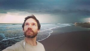 Juan Gil Navarro Instagram - Y ahora?.... Necochea... #LaCasaDelMarOnDIRECTV Temporada 2.... "Welcome to the home by the sea...sit down, sit down...."